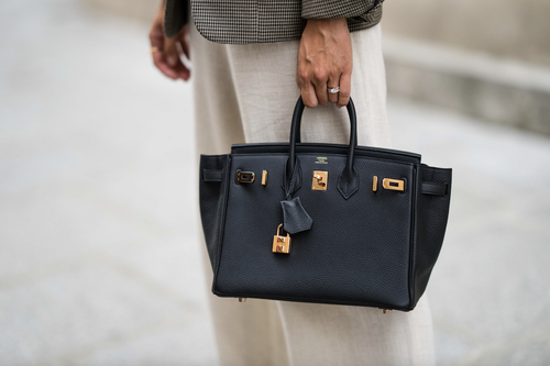 A Hermès a hanyatló luxuspiacon is szárnyal