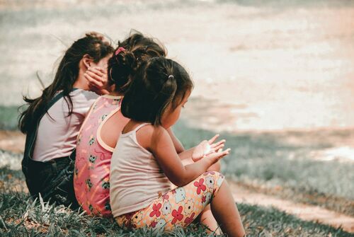 Barátkozás gyerekkorban: mit csinálj anyaként?