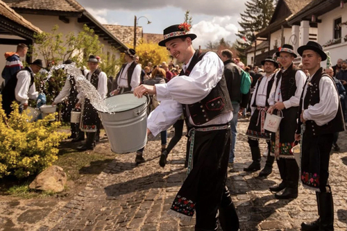 Négynapos húsvéti fesztivál Hollókőn
