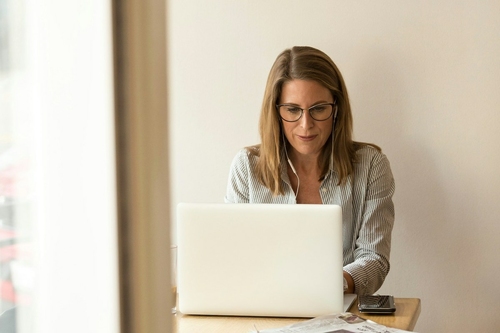 Háromszor nagyobb eséllyel vált le az AI, ha nő vagy