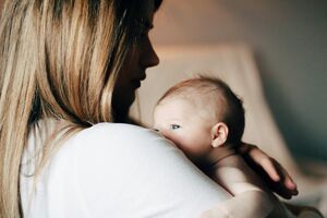 A háborítatlan szülés kulcsa: felejtsd el a kontrollt