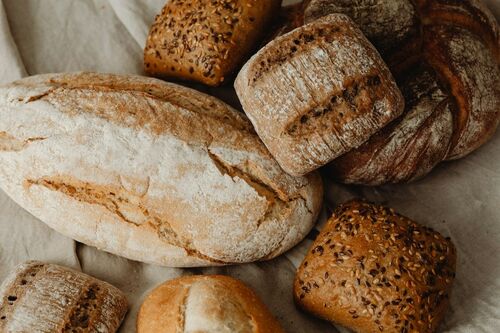 Alapélelmiszer vagy egészségtelen finomság? Minden, amit a kenyérről tudnod kell!