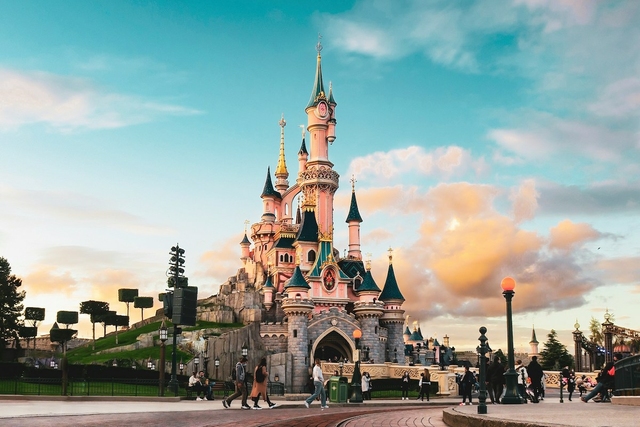 Disneyland épül Abu Dhabiban – de nem mindenki örül neki