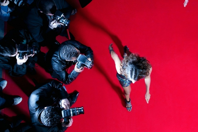 Cannes mostantól nem kér a merész ruhákból, vége a villantásnak