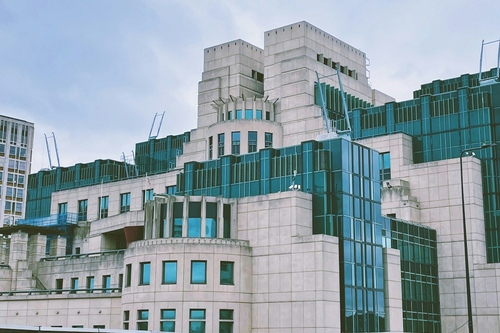 Először kerül nő a brit MI6 élére