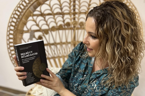 Hogyan lehet sikeres céget építeni évi 200 nap utazás mellett? (videóval)