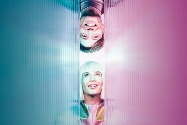 Futurisztikus vígjáték a szerelemről és a humorról – Igazából komédia a Pesti Színházban