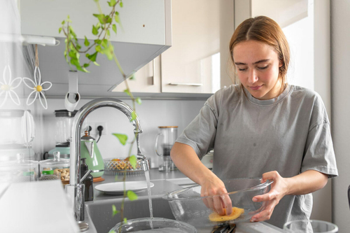 A mosogatószivacs egy baktériumtenyészet – tényleg jobb választás a mosogatókefe?