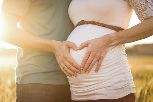 Minden ötödik pár érintett lehet: történelmi mélyponton a születésszám Európában