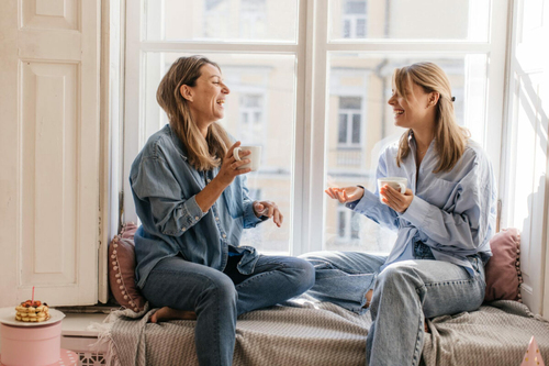 Miért pletykálunk valójában? – A kőkorszaki pszichológia, amely ma is irányítja a beszélgetéseinket