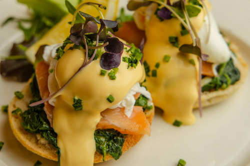 A villásreggelik koronázatlan királya – az Eggs Benedict története