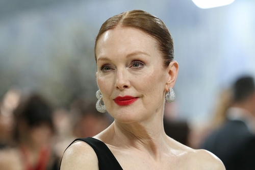 Julianne Moore különleges díjat vesz át a Cannes-i Filmfesztiválon