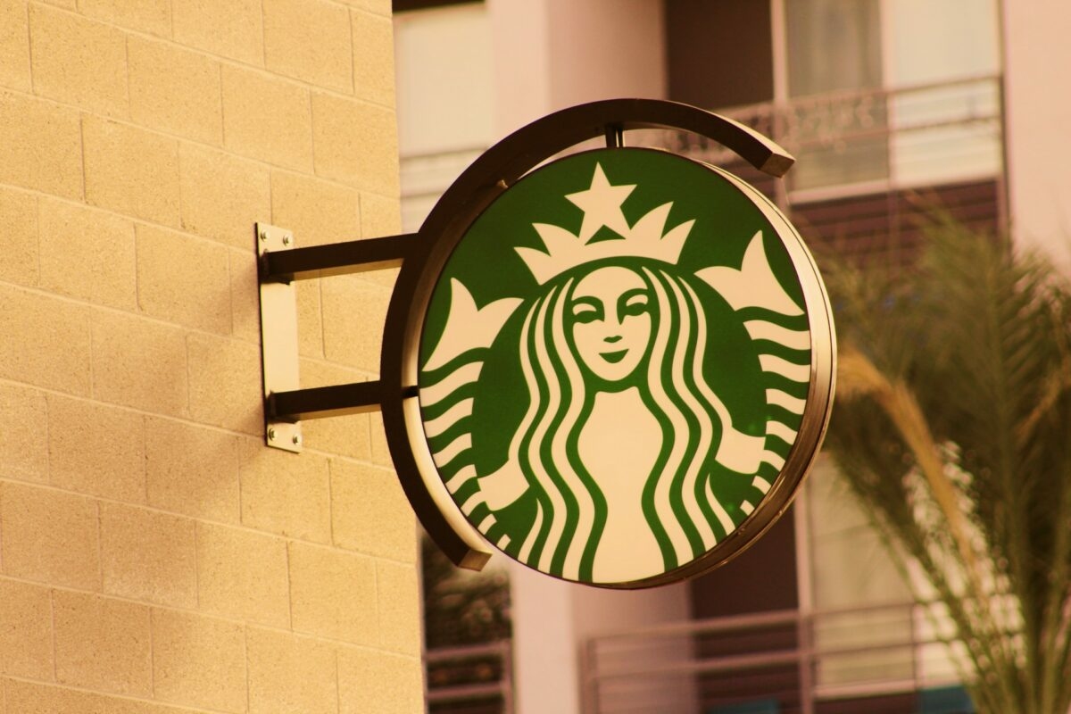 Bezár az összes Starbucks Dél-Koreában: egy MI-vel generált reklám miatt küldik történelemórára a dolgozókat